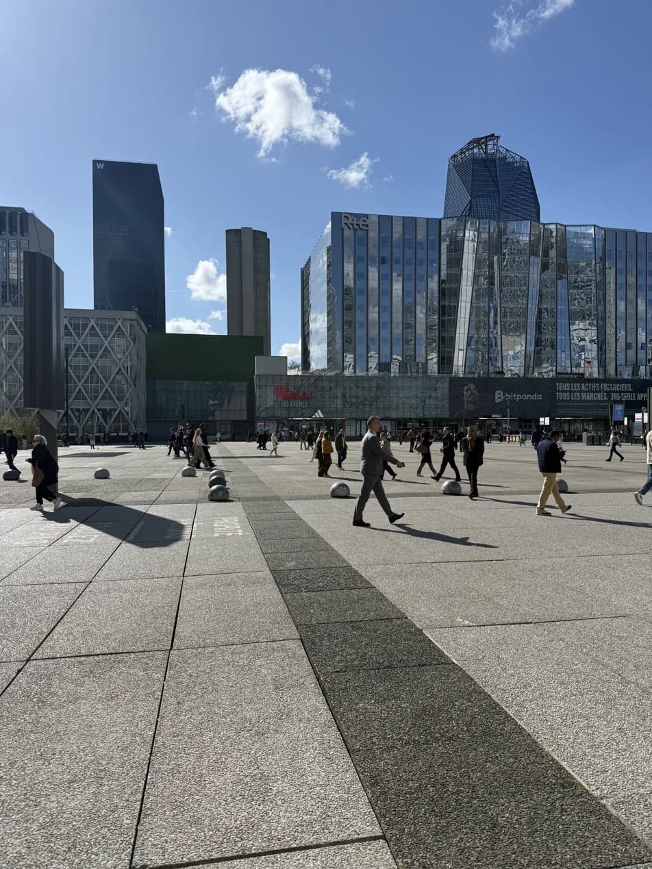 Quartier d\u0027affaires de La Défense à Paris, symbole de la transformation digitale et économique française